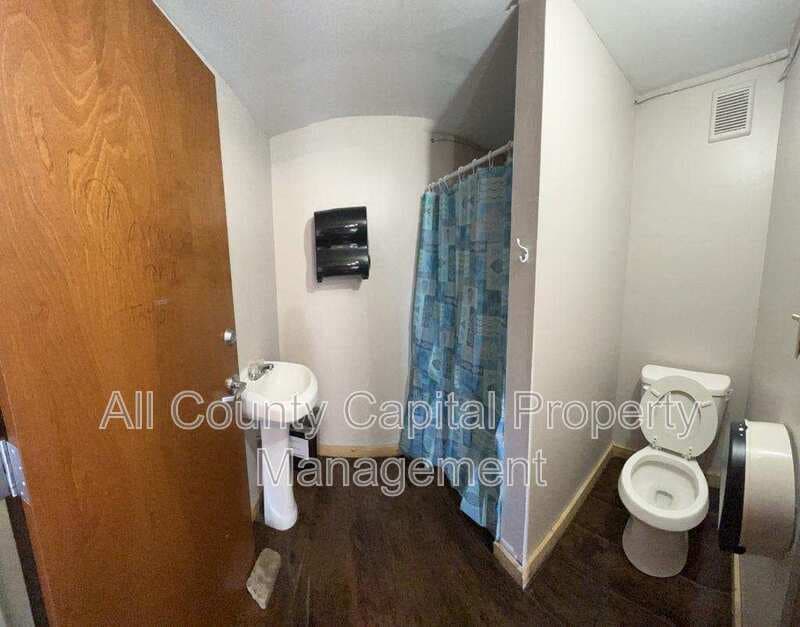 Lockhart House: 4889 North Hwy #183