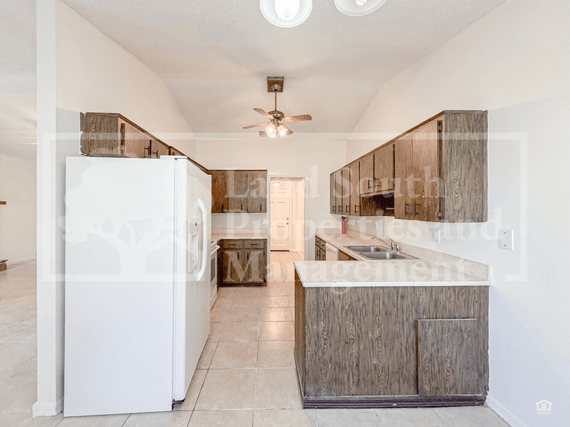 Lakeland House: 5011 Woodgreen Lane