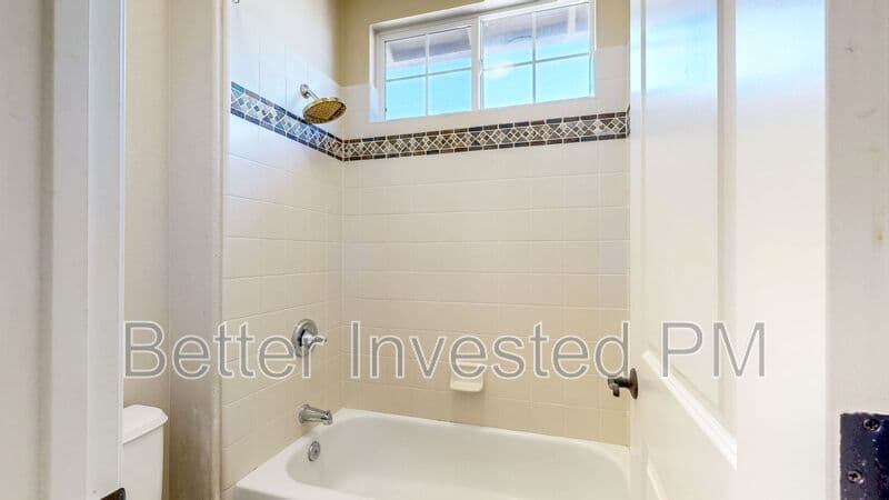 Santa Rosa House: 1363 Gordon Ln