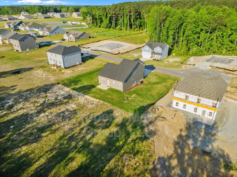 Four Oaks House: 482 Olivia Crossing Court