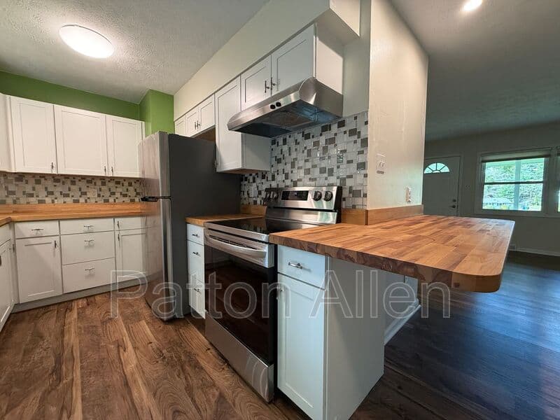 Fairview House: 14 Fox Run Pl