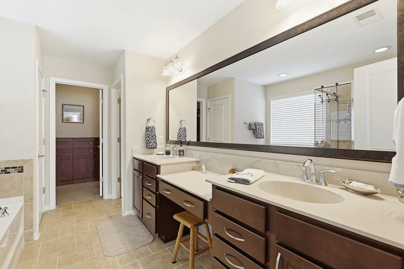 Savannah House: 225 Willow Point Cir