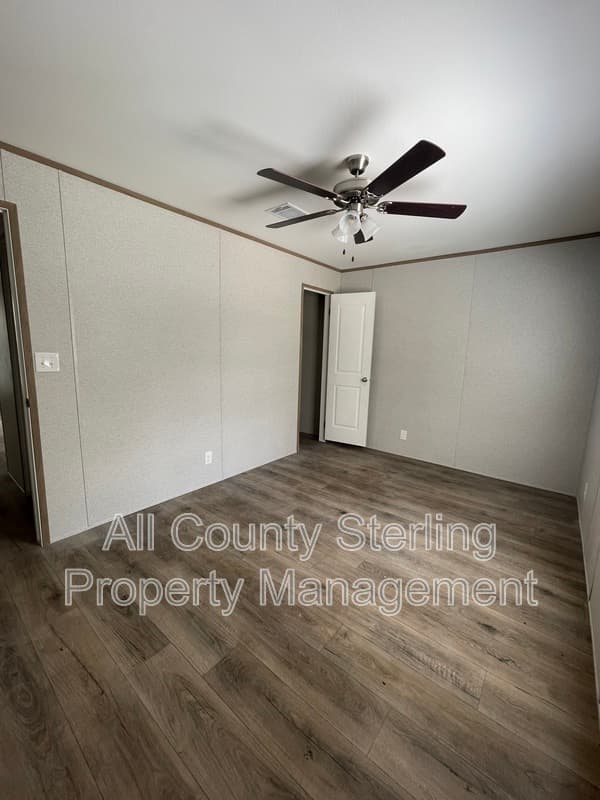 Lake City House: 150 SE Perfect Court