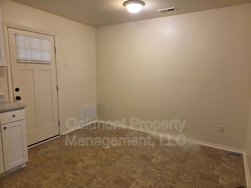 Fayetteville House: 2831 Breezewood Avenue