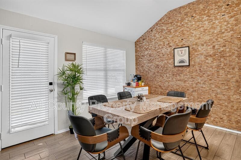 Fort Worth House: 6241 Trinity Creek