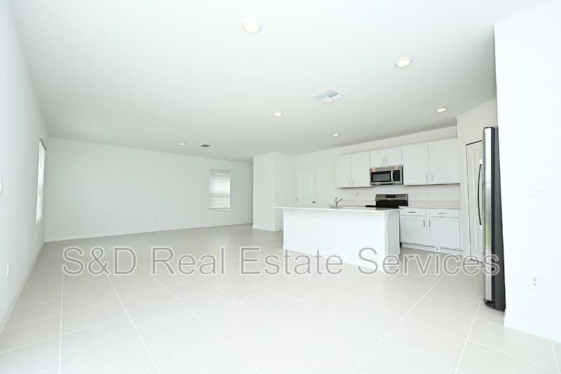 Lakeland House: 7847 Abagail Dr.