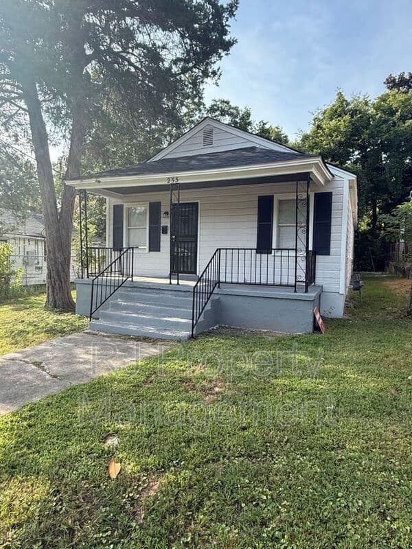 Memphis House: 253 Silverage Ave