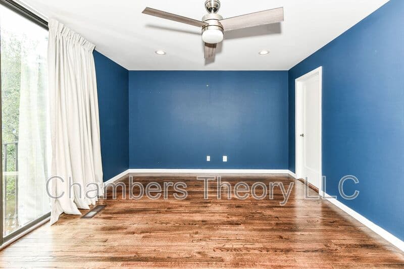 Reston House: 11475 Washington Plz W