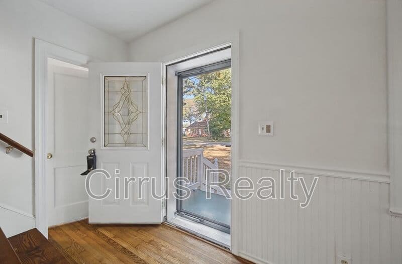 Hampton House: 521 Rogers Ave