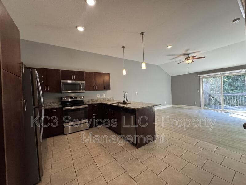 Kansas City House: 9326 N Robinhood Ave
