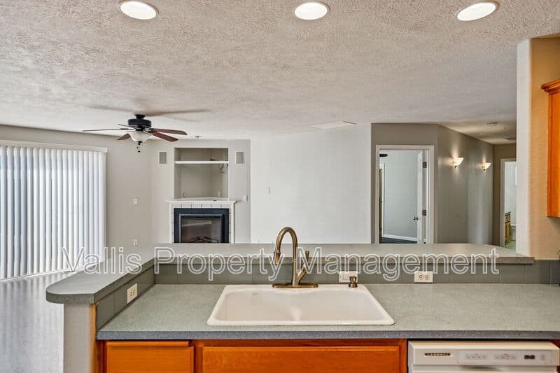 Salem House: 4468 Countryside Ct NE
