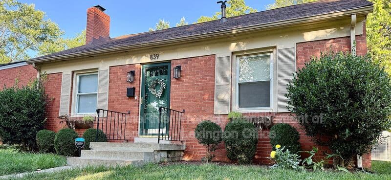 Lexington House: 839 Henry Clay Blvd