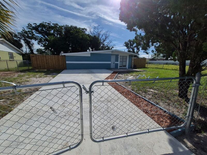 Tampa House: 3205 N 47th St
