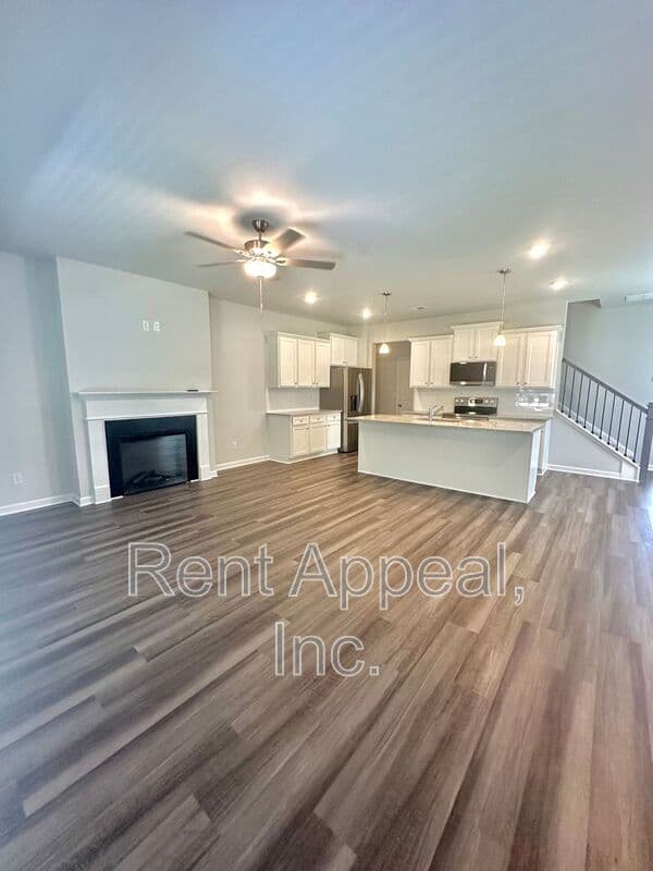 Woodstock House: 383 Lanier Cir