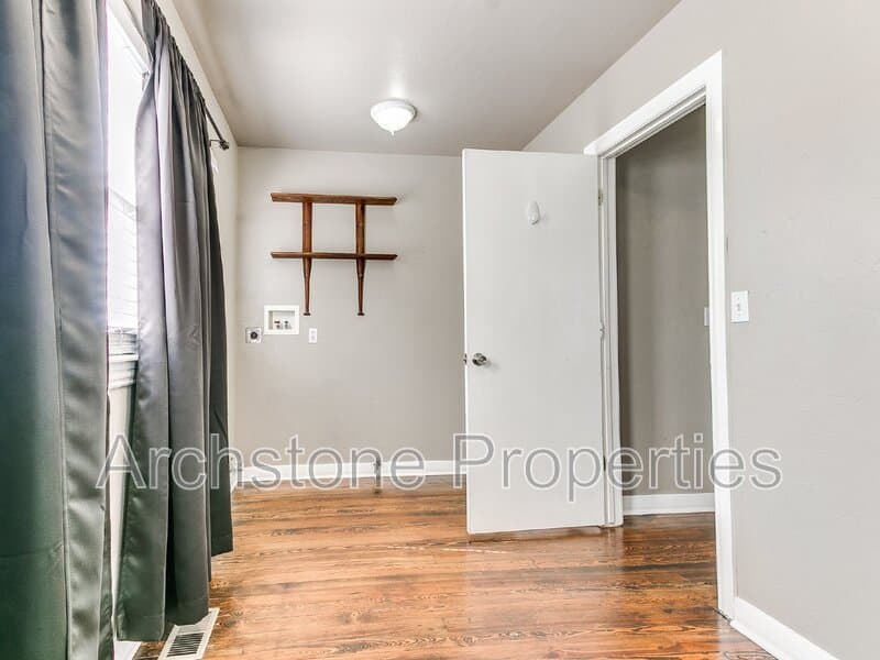 Edmond House: 202 E 3rd St