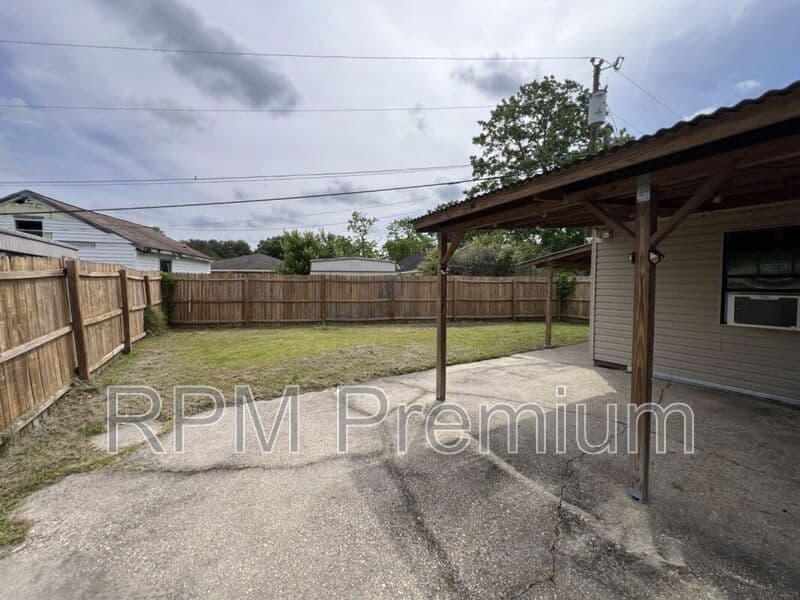Denham Springs House: 8725 Fairoaks St