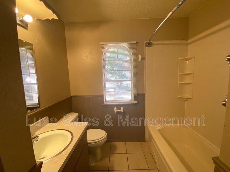 Midwest City House: 602 Royal Ave