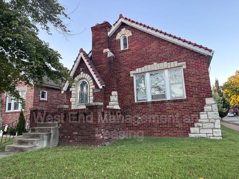 Saint Louis House: 6401 Pernod Ave