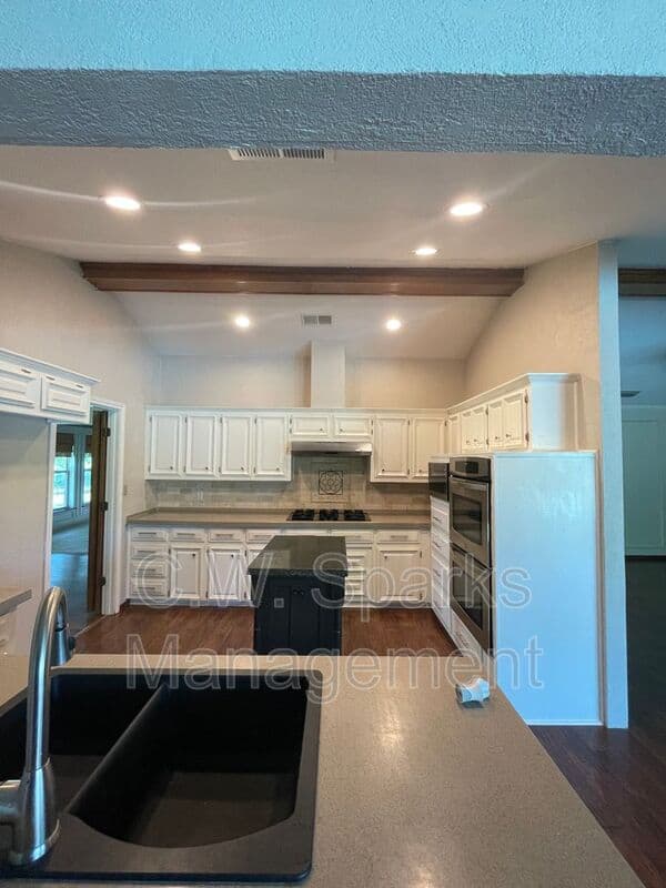 Rockwall House: 3494 N Stodghill Rd