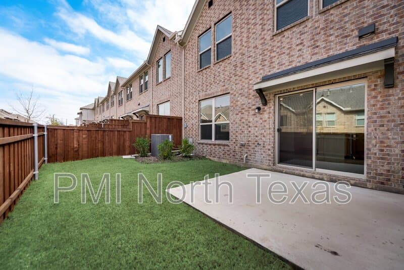 Little Elm House: 2709 Splendor Ln