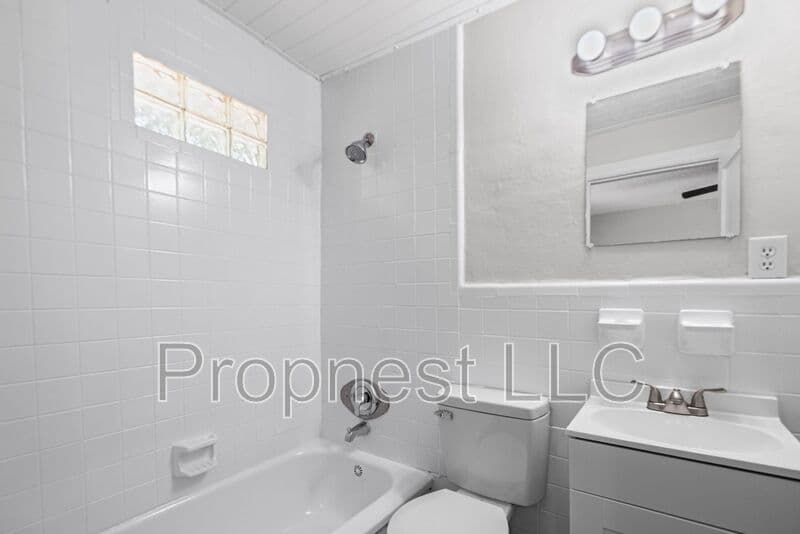 Memphis House: 1306 Carr Ave