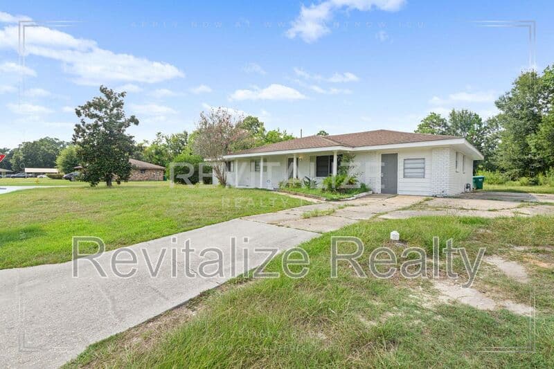 Gulfport House: 2531 W David Drive