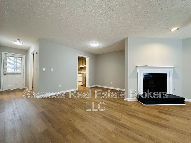 Kennesaw House: 1016 Kennesborough Rd NW