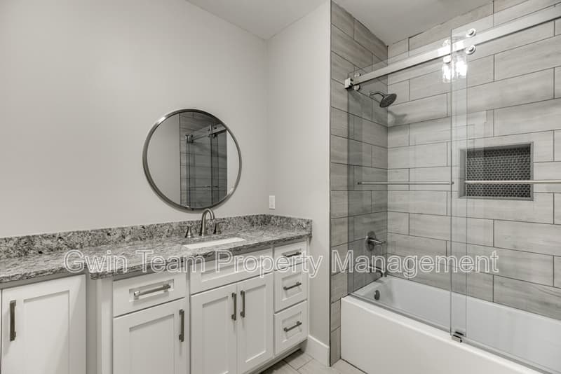 Buford House: 4615 S Lee Street