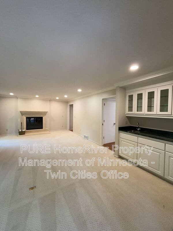 Edina House: 7420 Hyde Park Cir