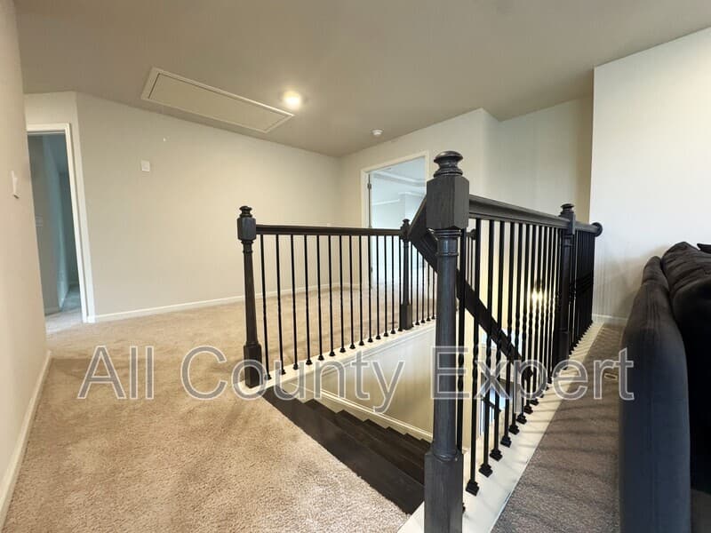 Cumming House: 5595 Loring St