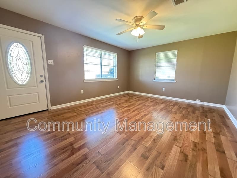 Denham Springs House: 8330 Springfield Rd