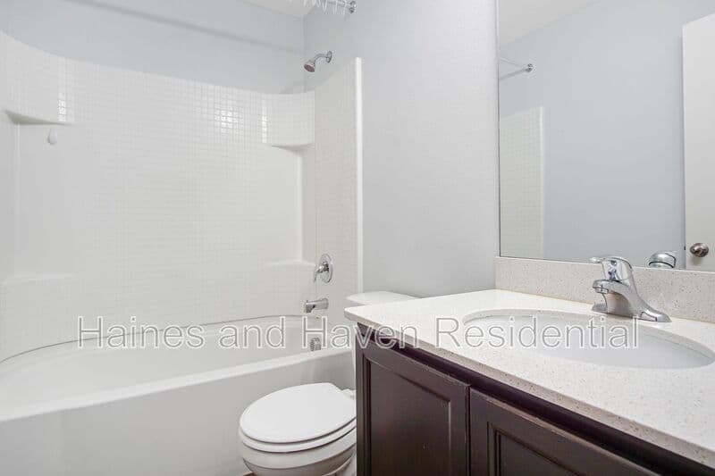 Dundee House: 1503 Swan Lake Cir