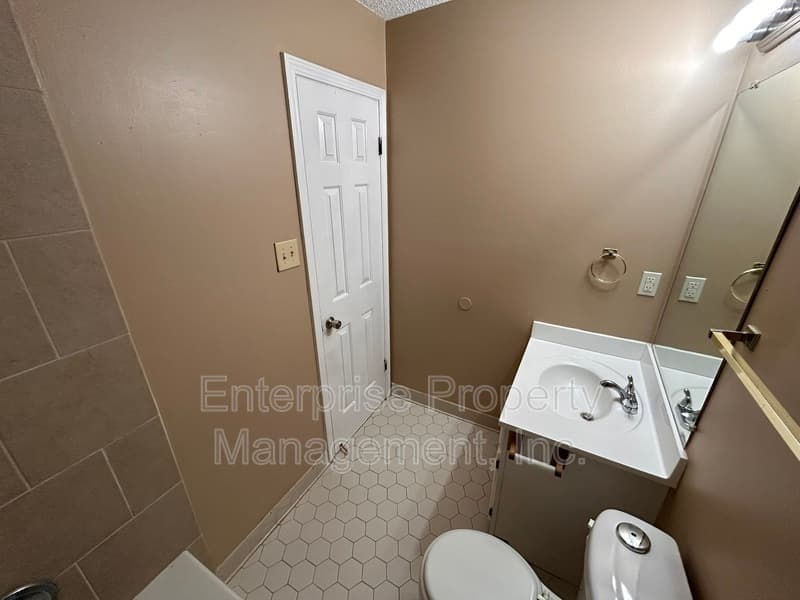 Cordova House: 7828 Bland Lane