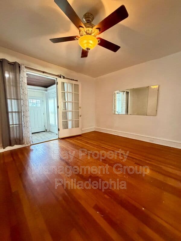 Collingdale House: 7 Rhodes Ave