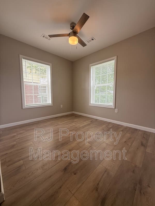 Memphis House: 86 W Dempster Ave