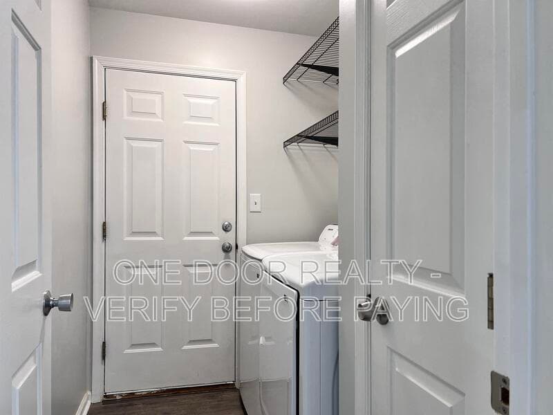 Williamsburg House: 120 Low Ridge Rd