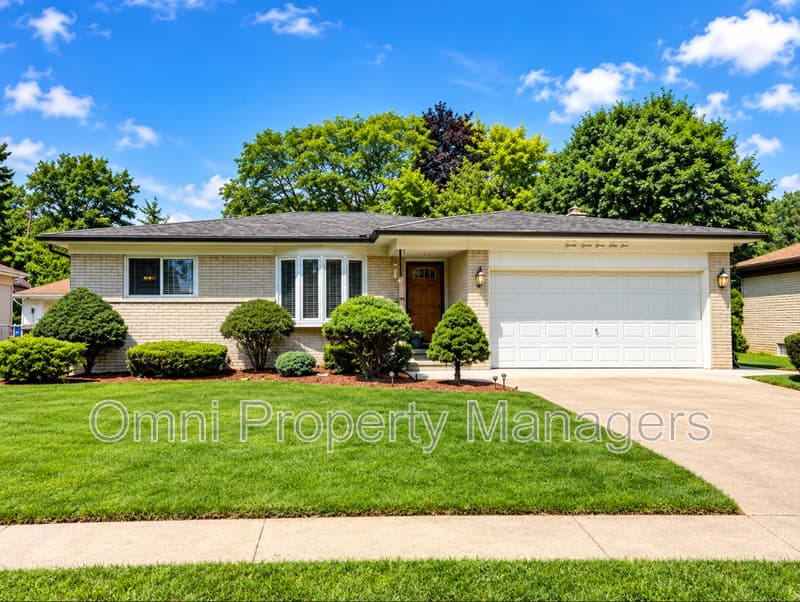 Warren House: 27359 Liberty Dr