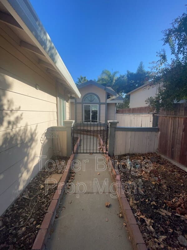 Elk Grove House: 7016 Plume Way