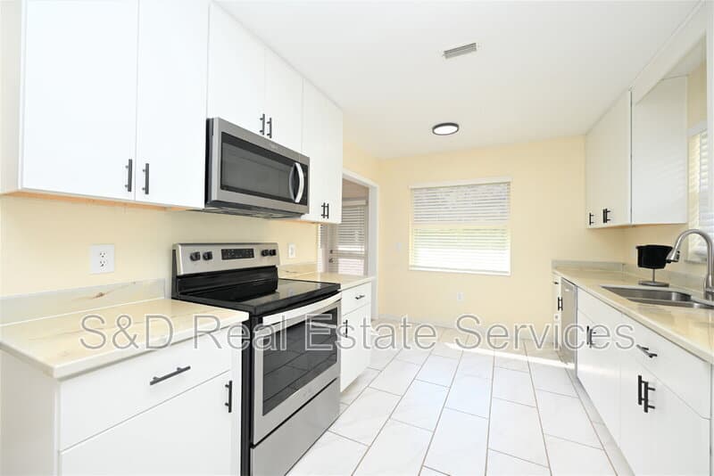 Lakeland House: 1774 Birchwood Loop