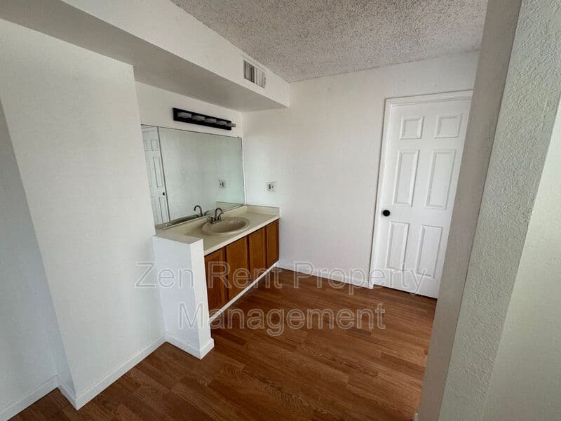 Coolidge House: 940 N Sonora Street