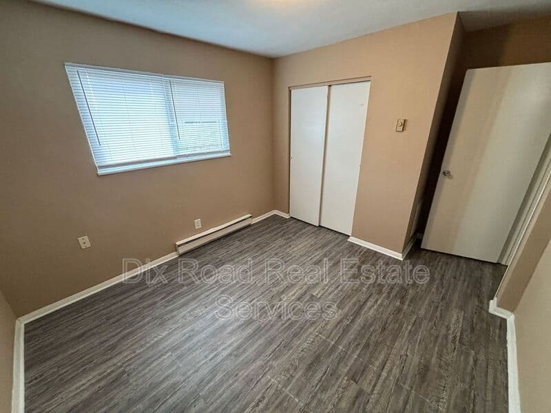 Trenton House: 410 Mars Rd
