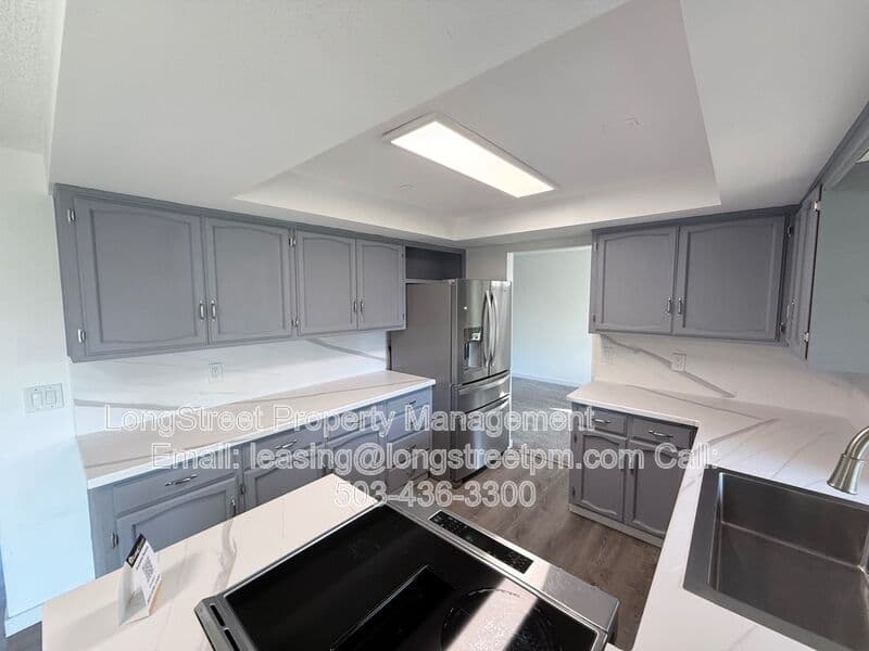 Salem House: 869 Meadowlawn Dr SE