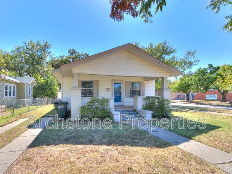 Edmond House: 202 E 3rd St