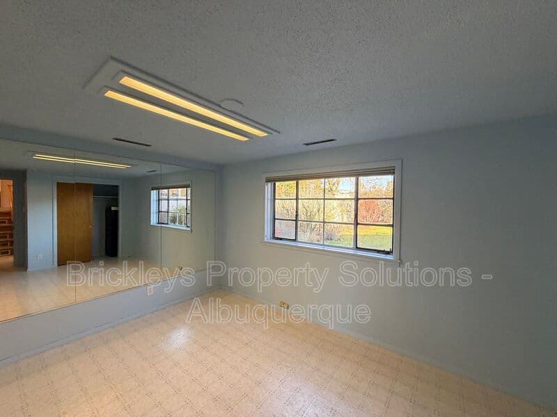 Albuquerque House: 7121 Edwina Ave NE
