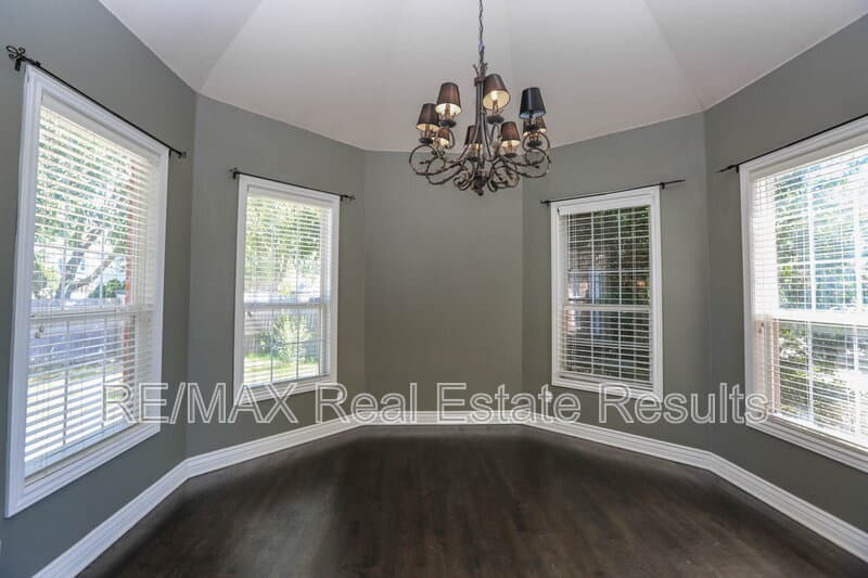 Rogers House: 5300 S 44th Pl