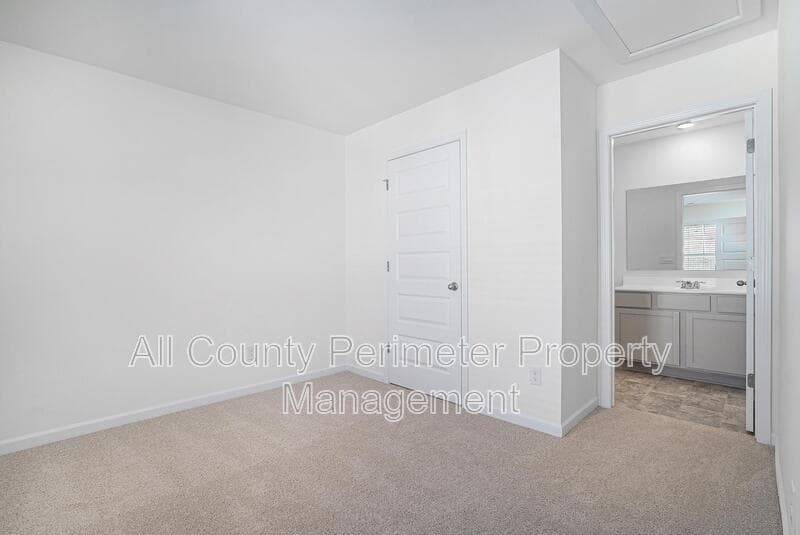 Loganville House: 607 Silver Moon Drive