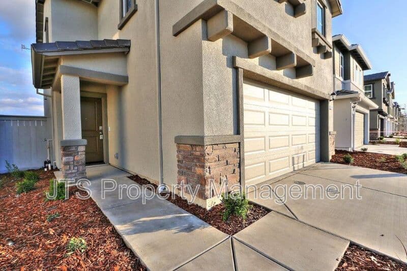 Roseville House: 2049 Shady Tree Circle