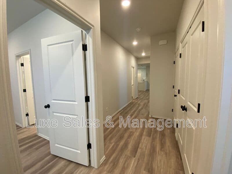 Okahoma City House: 8000 NW 110th Dr