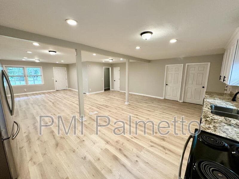 Camden House: 948 Wateree Blvd