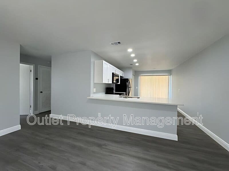 DeLand House: 442 S Hill Avenue